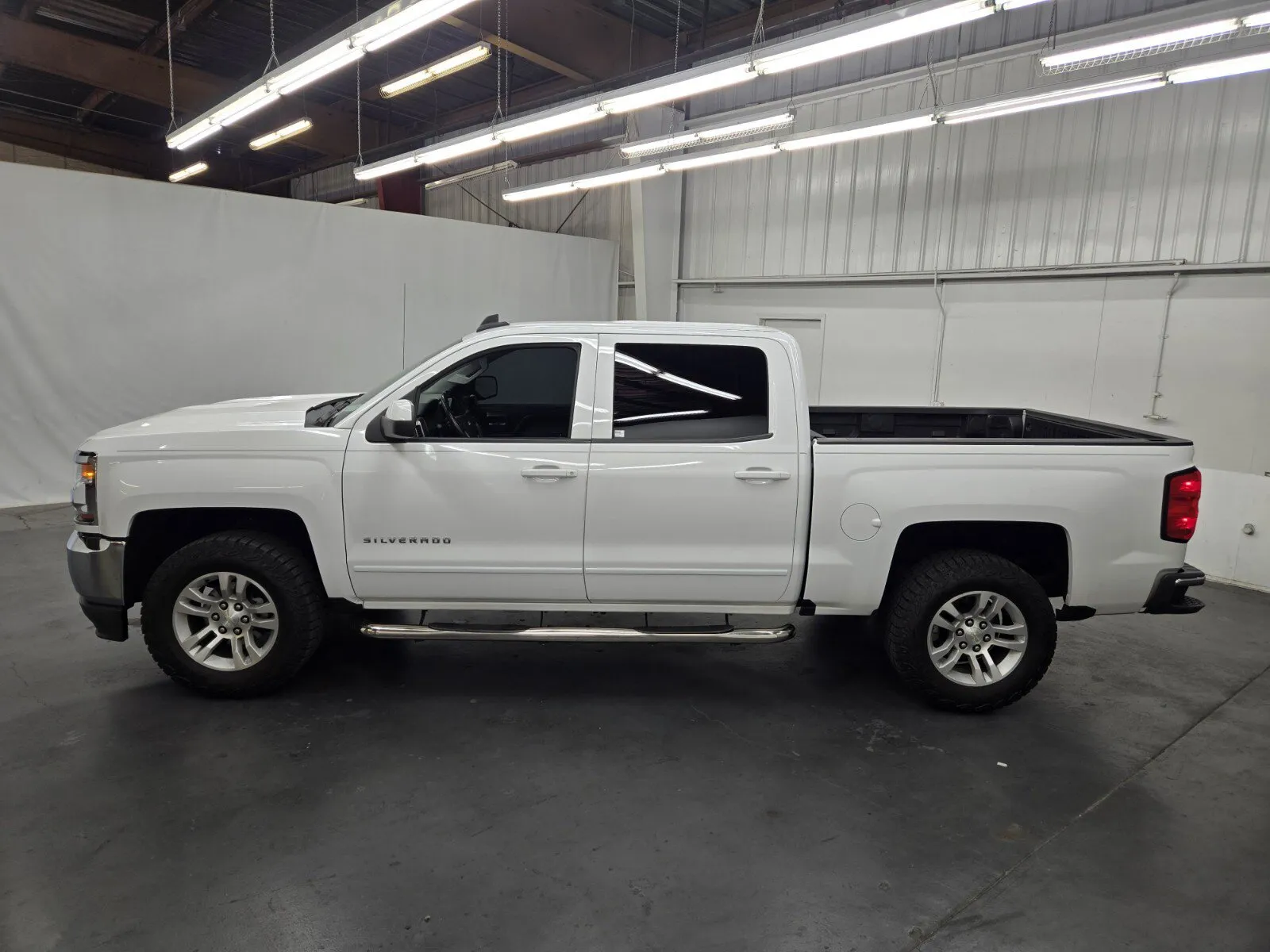 Chevrolet Silverado photo 2