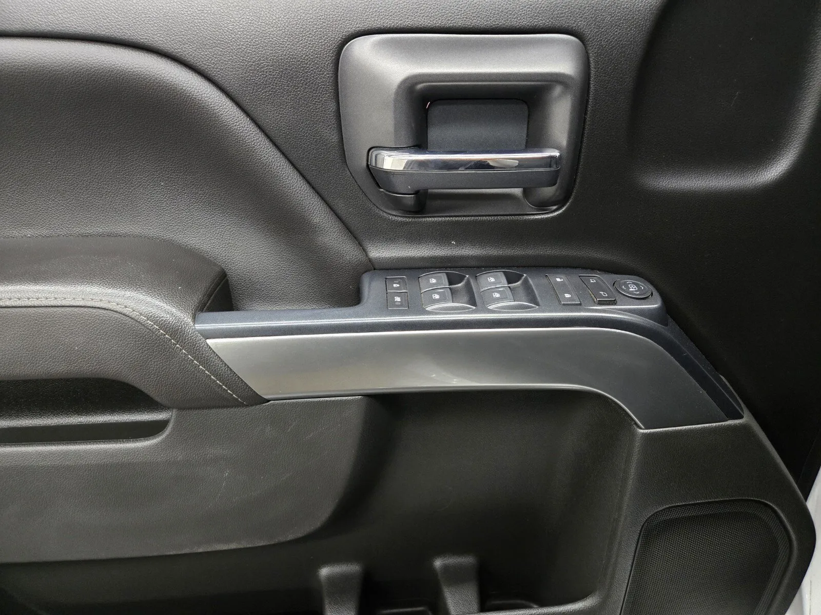 Chevrolet Silverado photo 14