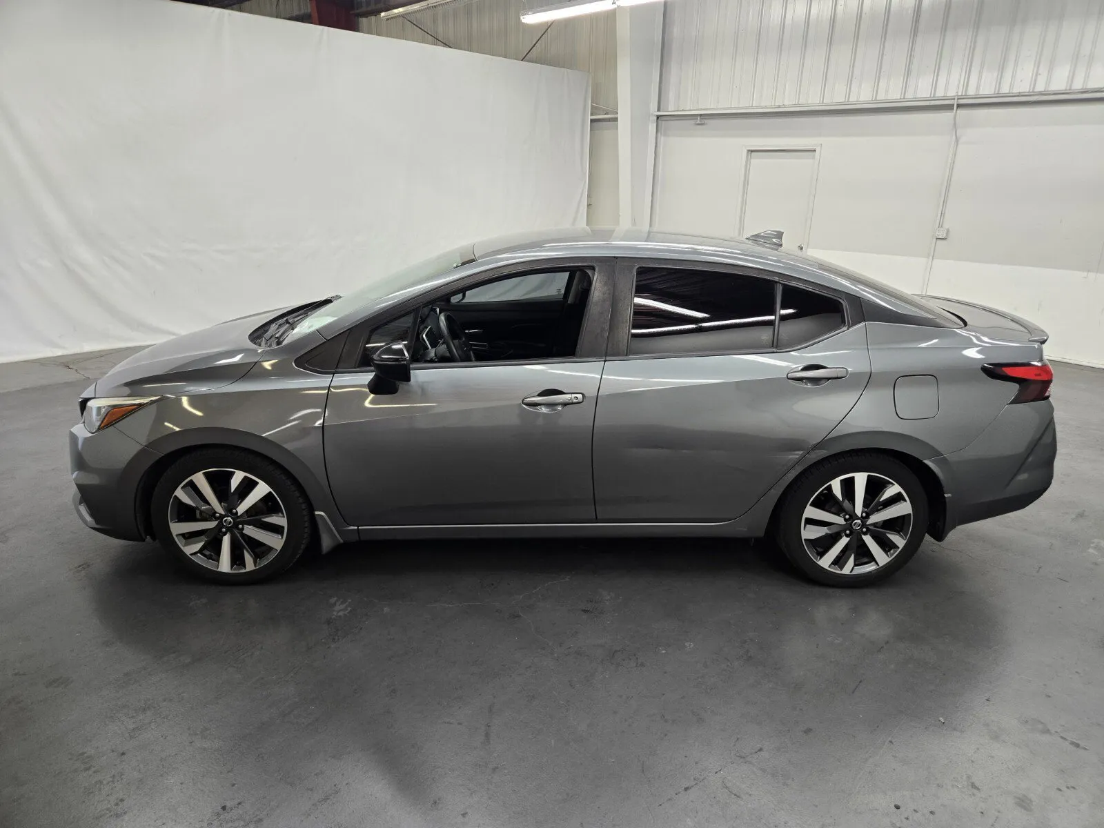 Nissan Versa photo 2