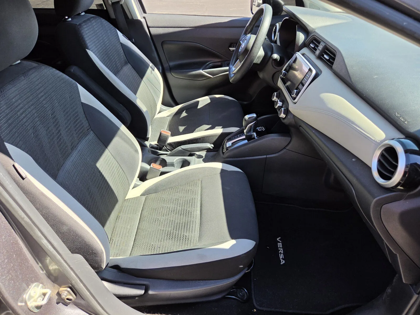 Nissan Versa photo 12
