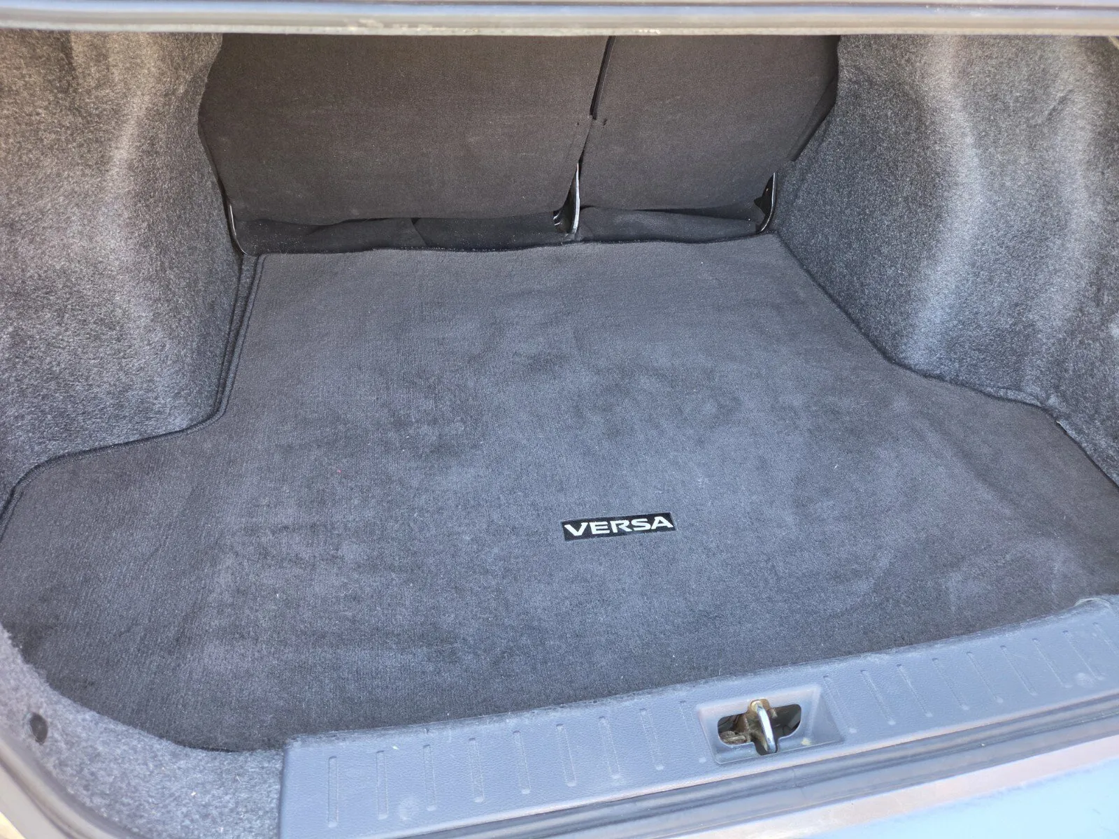 Nissan Versa photo 10