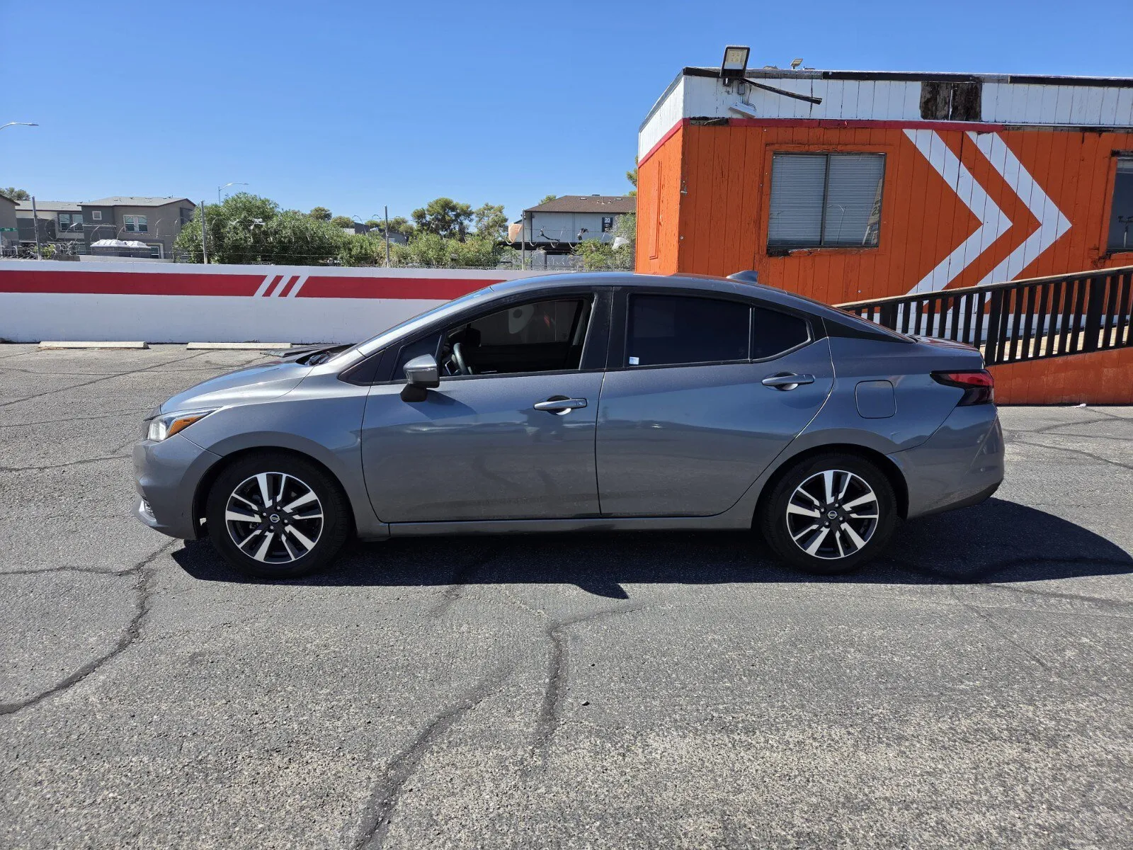 Nissan Versa photo 2