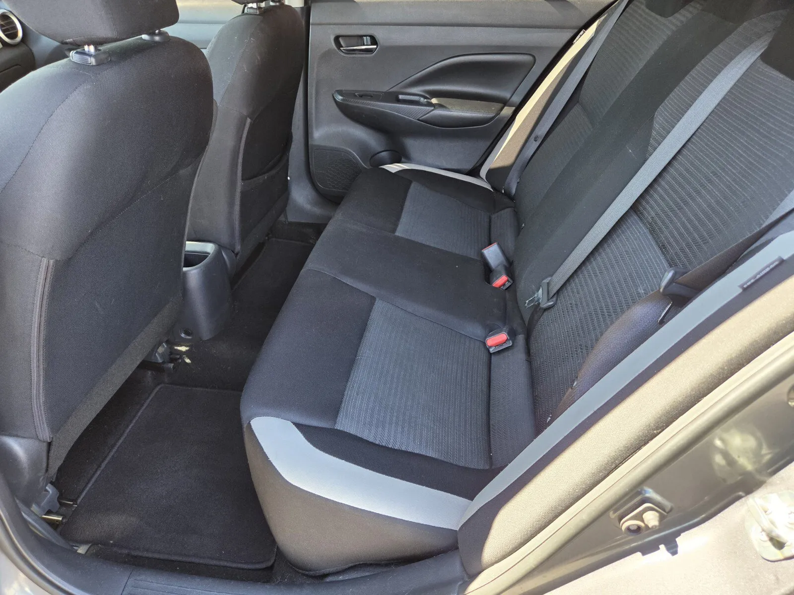 Nissan Versa photo 8