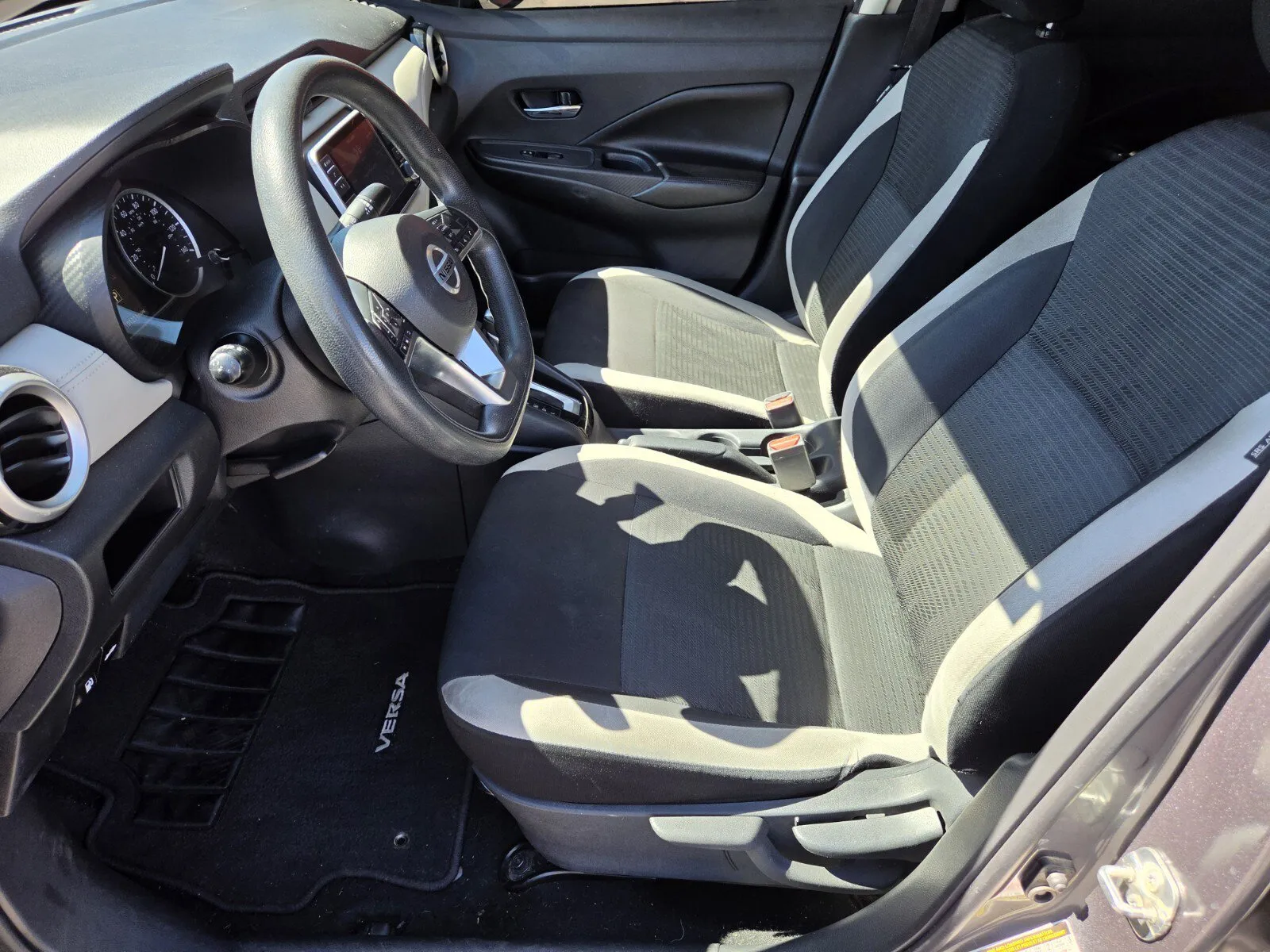Nissan Versa photo 7