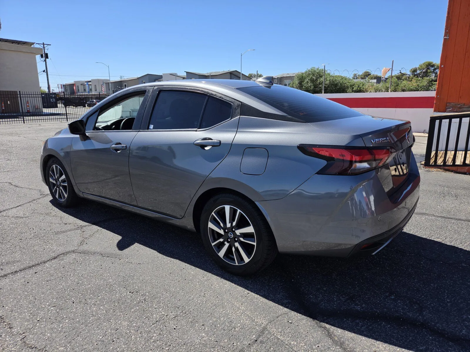 Nissan Versa photo 3