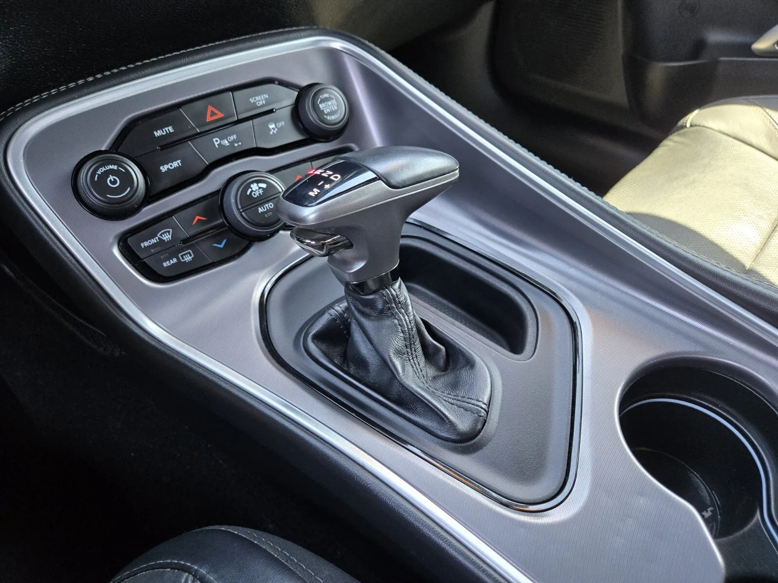 Dodge Challenger photo 19