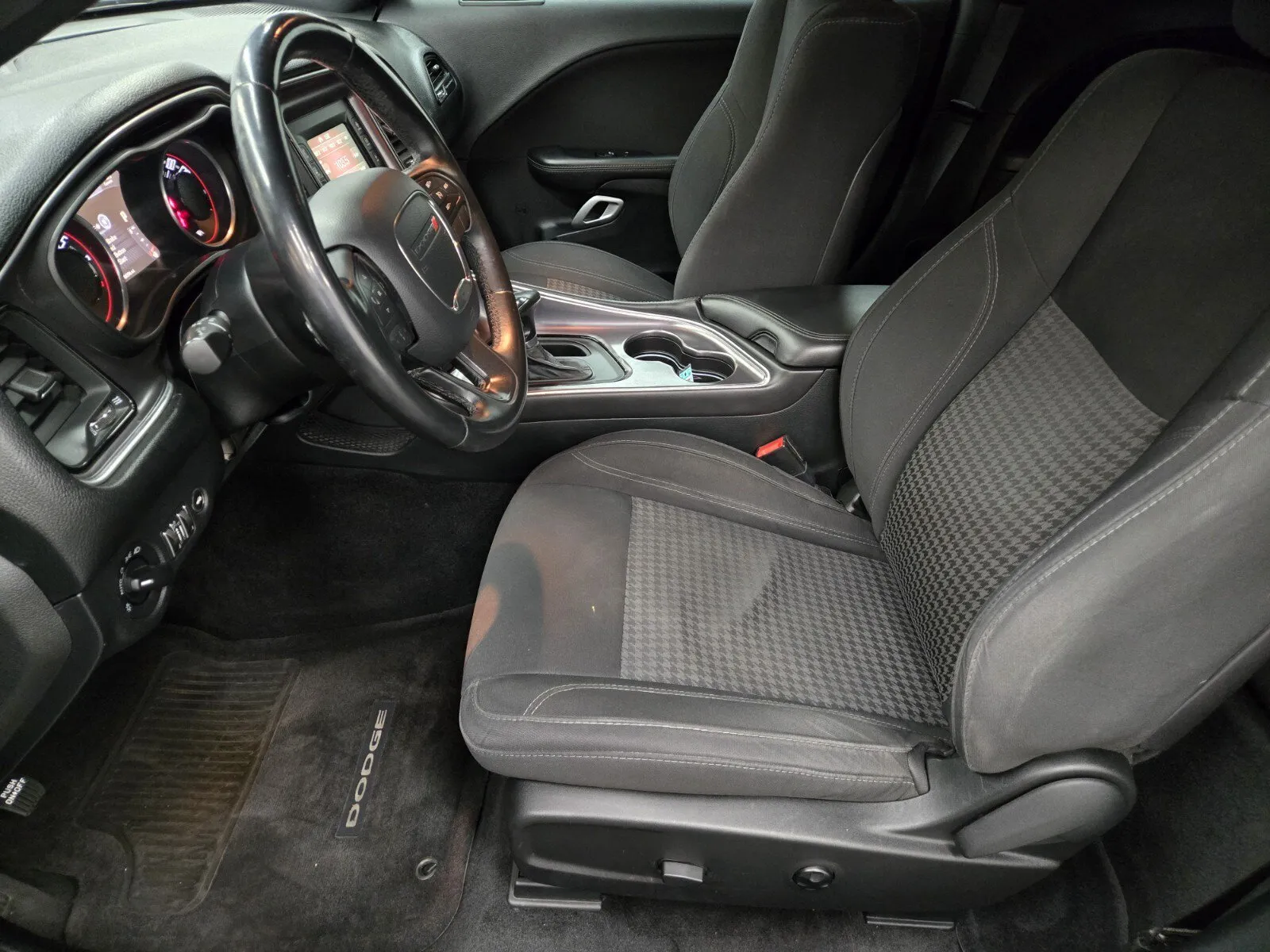 Dodge Challenger photo 7