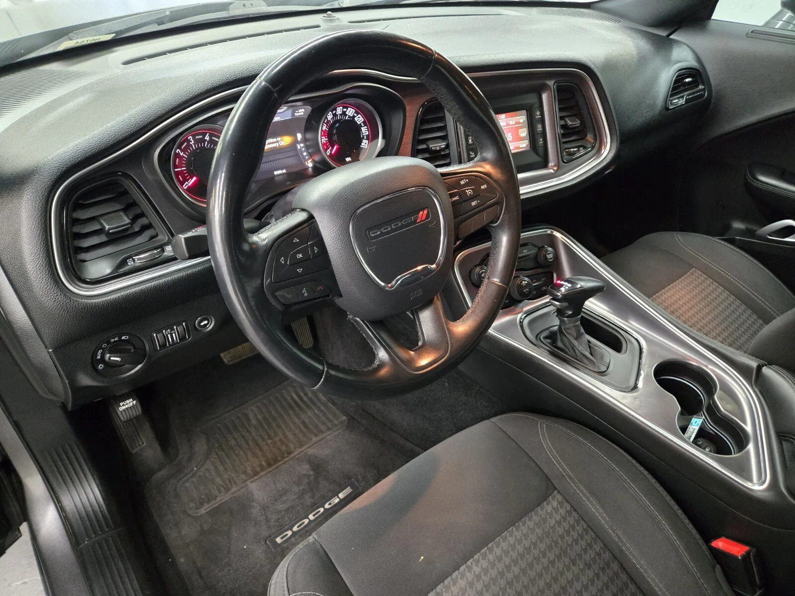 Dodge Challenger photo 8