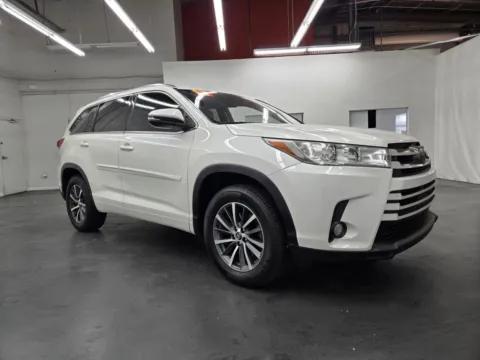 More photos of 2017 Toyota Highlander XLE at Baja Auto Sales East, NV
