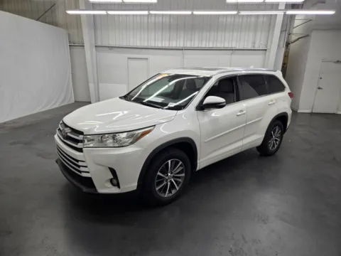 White 2017 Toyota Highlander XLE for sale in Las Vegas, NV