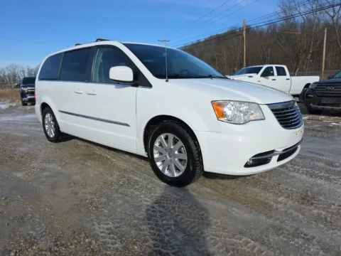 White 2014 Chrysler Town & Country Touring for sale in Logan, OH