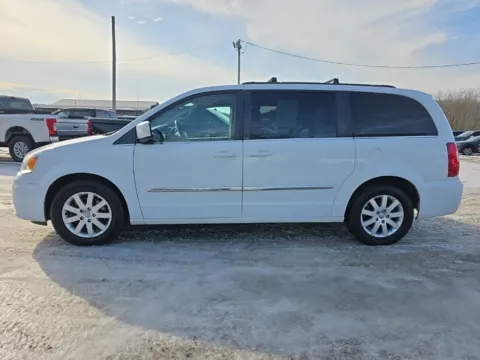 More photos of 2014 Chrysler Town & Country Touring at Hocking Valley Motors, OH