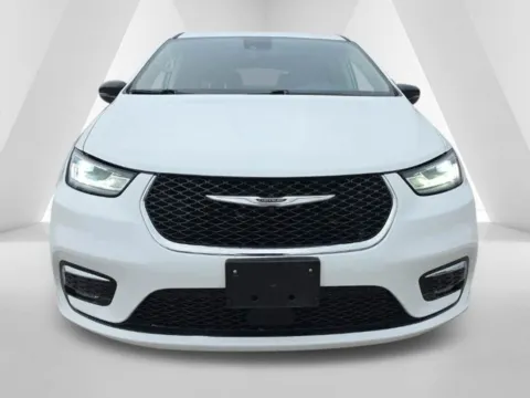 Photos of 2024 Chrysler Pacifica Hybrid Select for sale in Logan, OH at Hocking Valley Motors