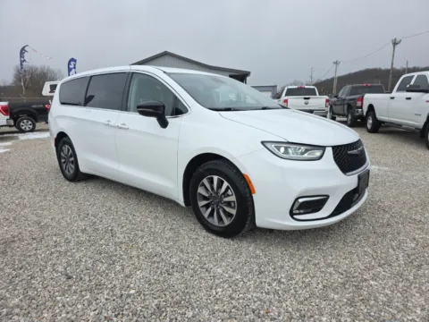 White 2024 Chrysler Pacifica Hybrid Select for sale in Logan, OH