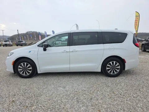 More photos of 2024 Chrysler Pacifica Hybrid Select at Hocking Valley Motors, OH