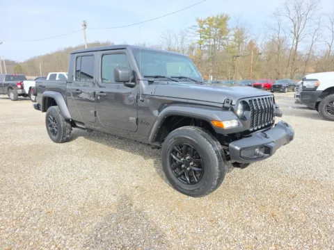 Gray 2022 Jeep Gladiator Altitude for sale in Logan, OH