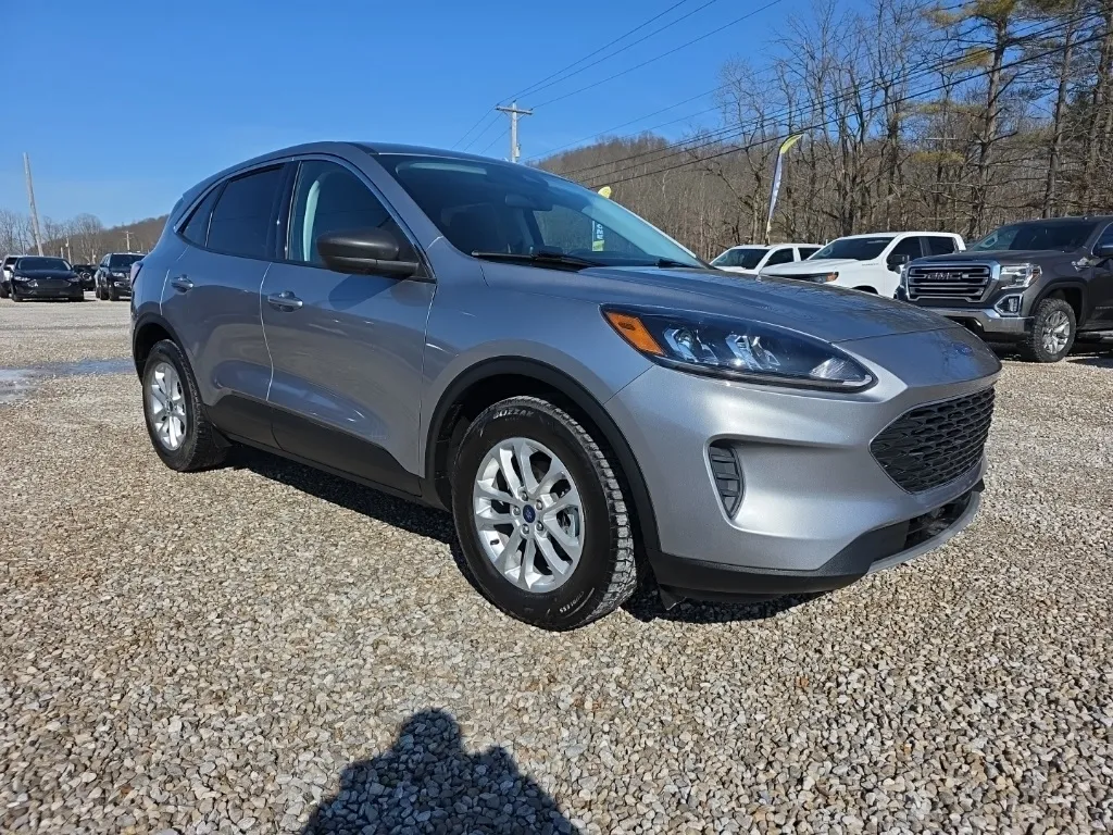 Silver 2022 Ford Escape SE for sale in Logan, OH
