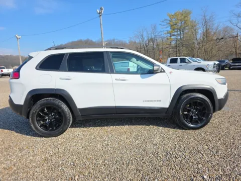 More photos of 2019 Jeep Cherokee Trailhawk at Hocking Valley Motors, OH