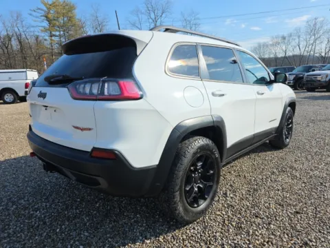 More photos of 2019 Jeep Cherokee Trailhawk at Hocking Valley Motors, OH