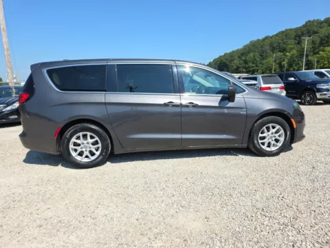 More photos of 2017 Chrysler Pacifica LX at Hocking Valley Motors, OH