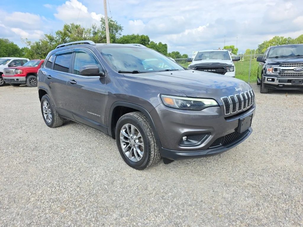 Gray 2019 Jeep Cherokee Latitude Plus for sale in Logan, OH