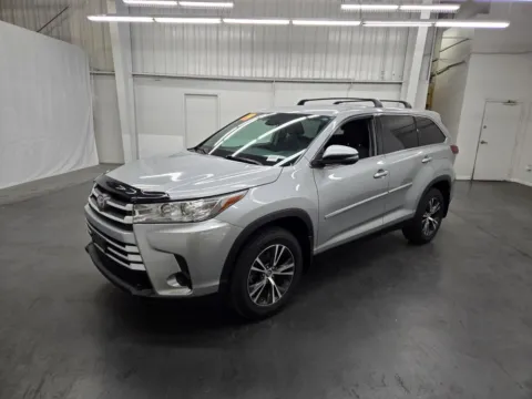 Silver 2019 Toyota Highlander LE for sale in Las Vegas, NV