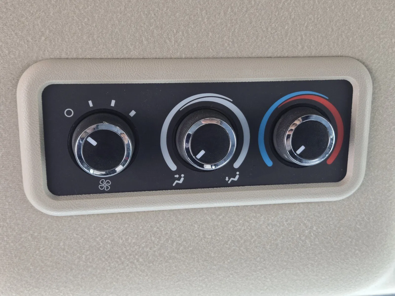 2021 Chevrolet Express Passenger LT - Photo 18