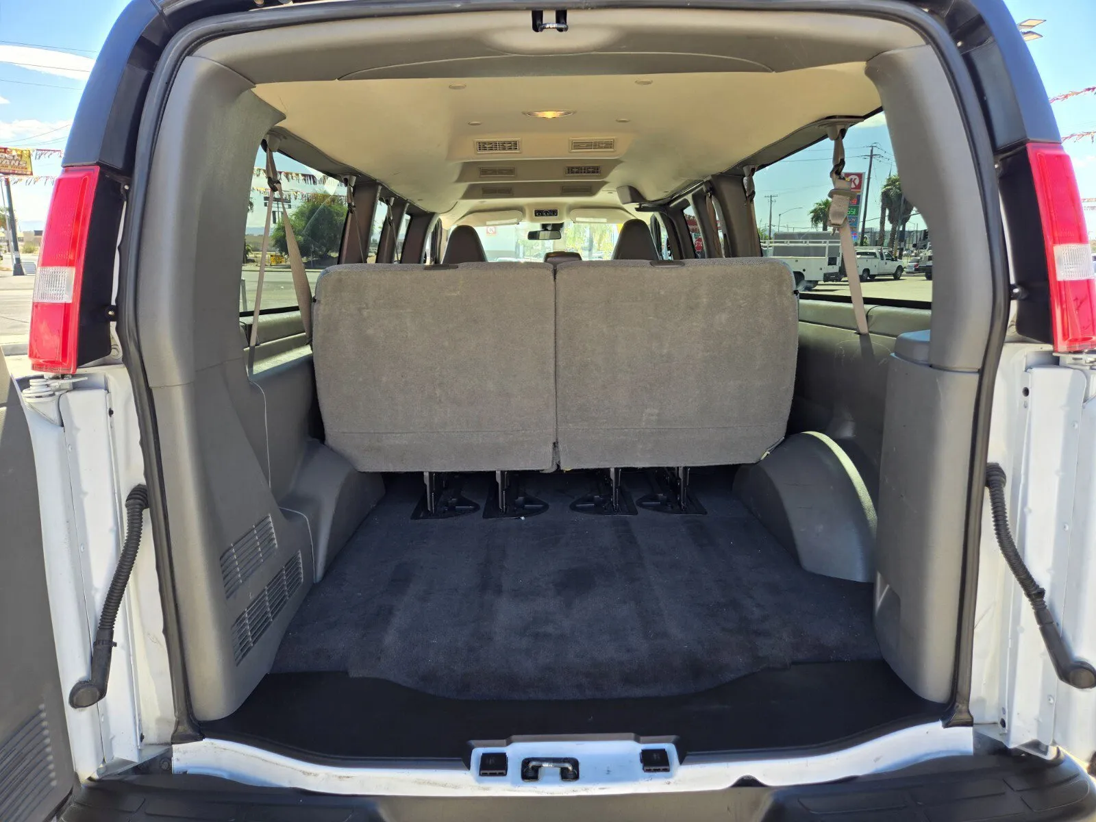2021 Chevrolet Express Passenger LT - Photo 8