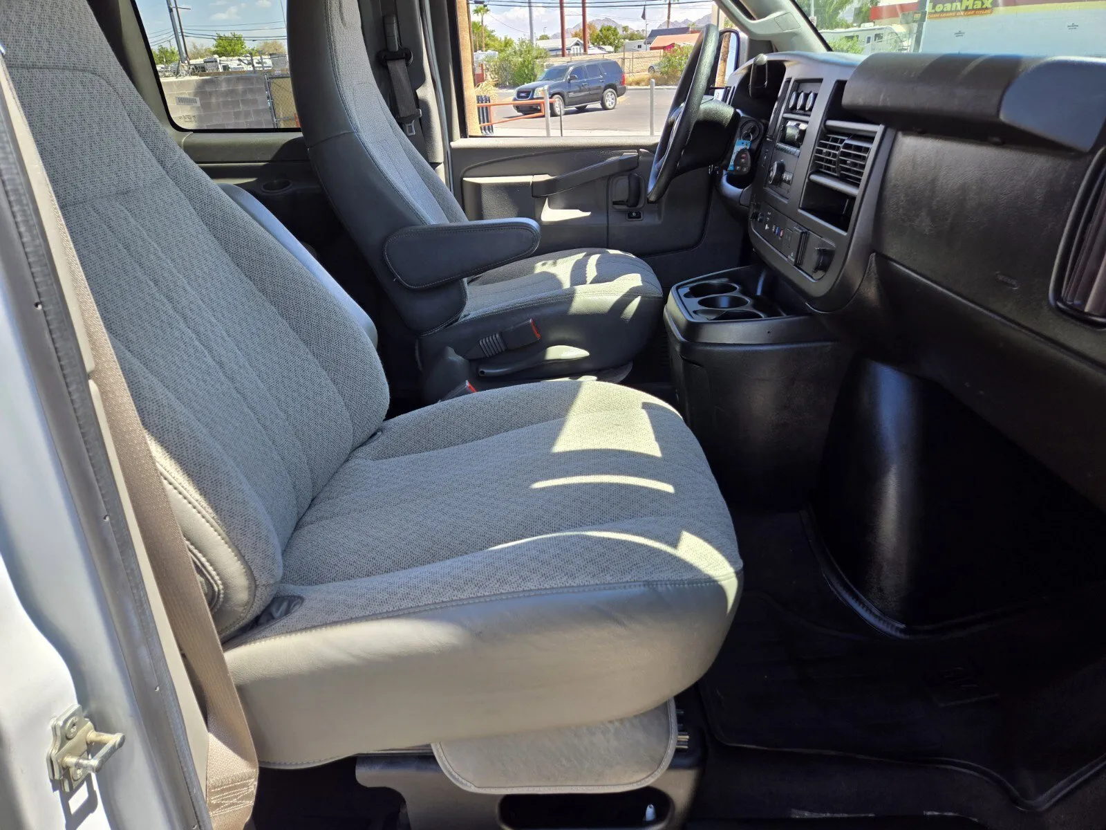 2021 Chevrolet Express Passenger LT - Photo 10