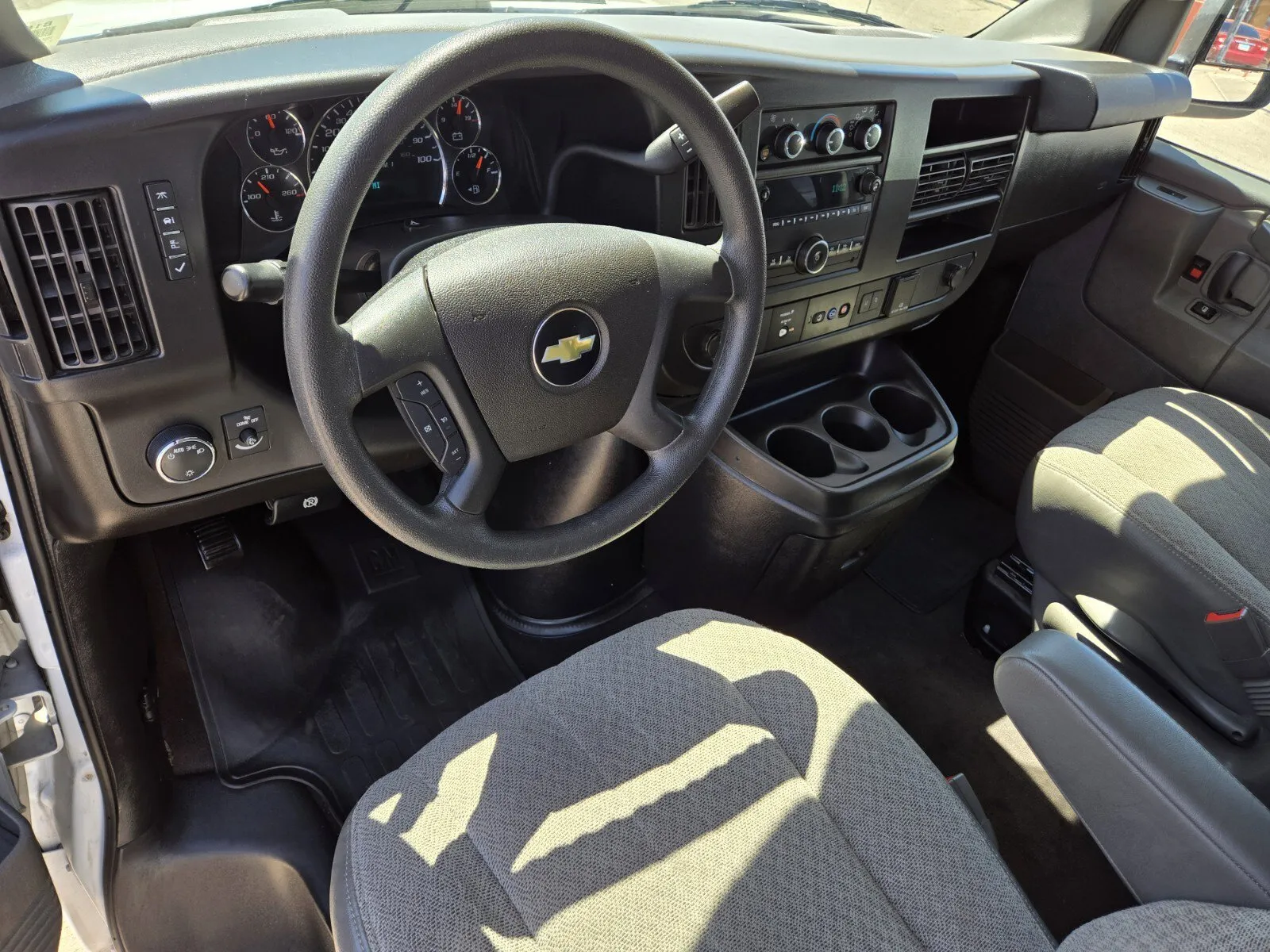 2021 Chevrolet Express Passenger LT - Photo 7