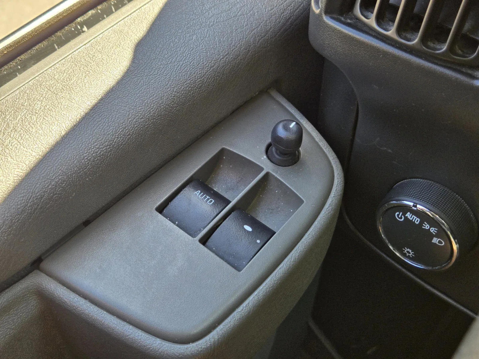 2021 Chevrolet Express Passenger LT - Photo 19