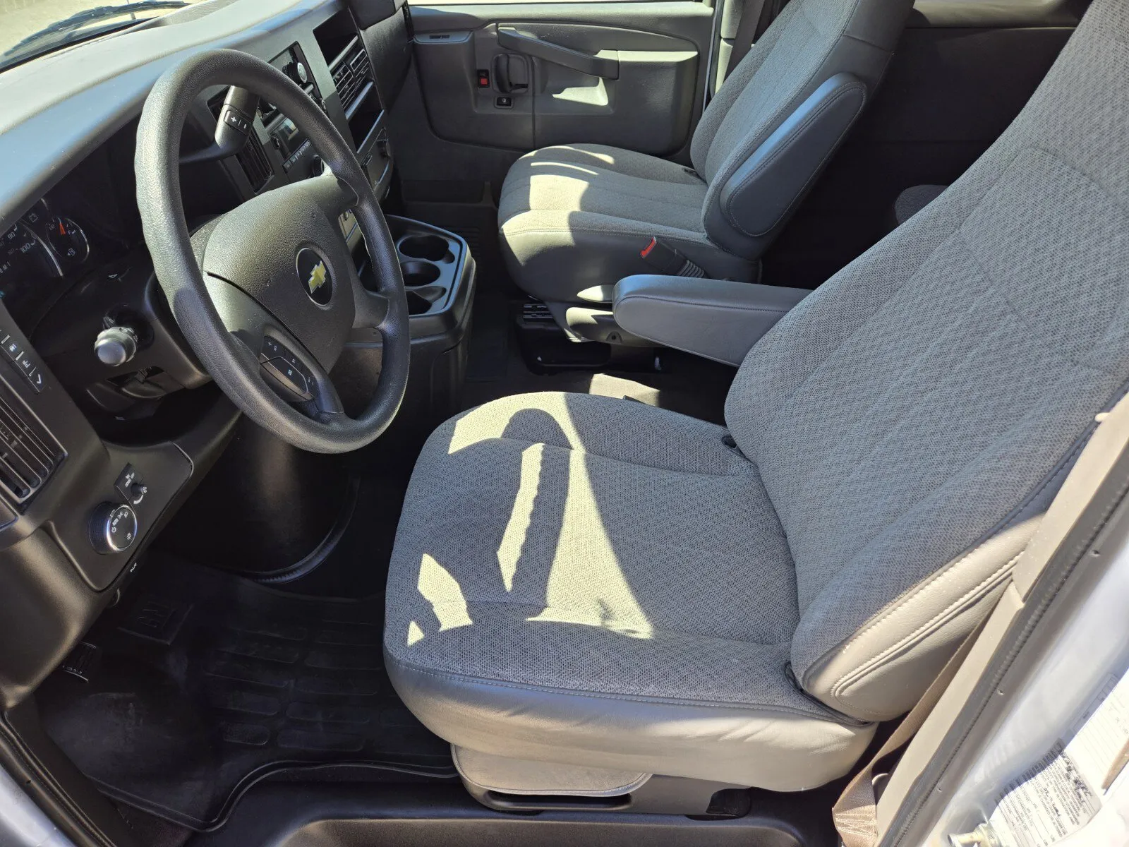 2021 Chevrolet Express Passenger LT - Photo 6