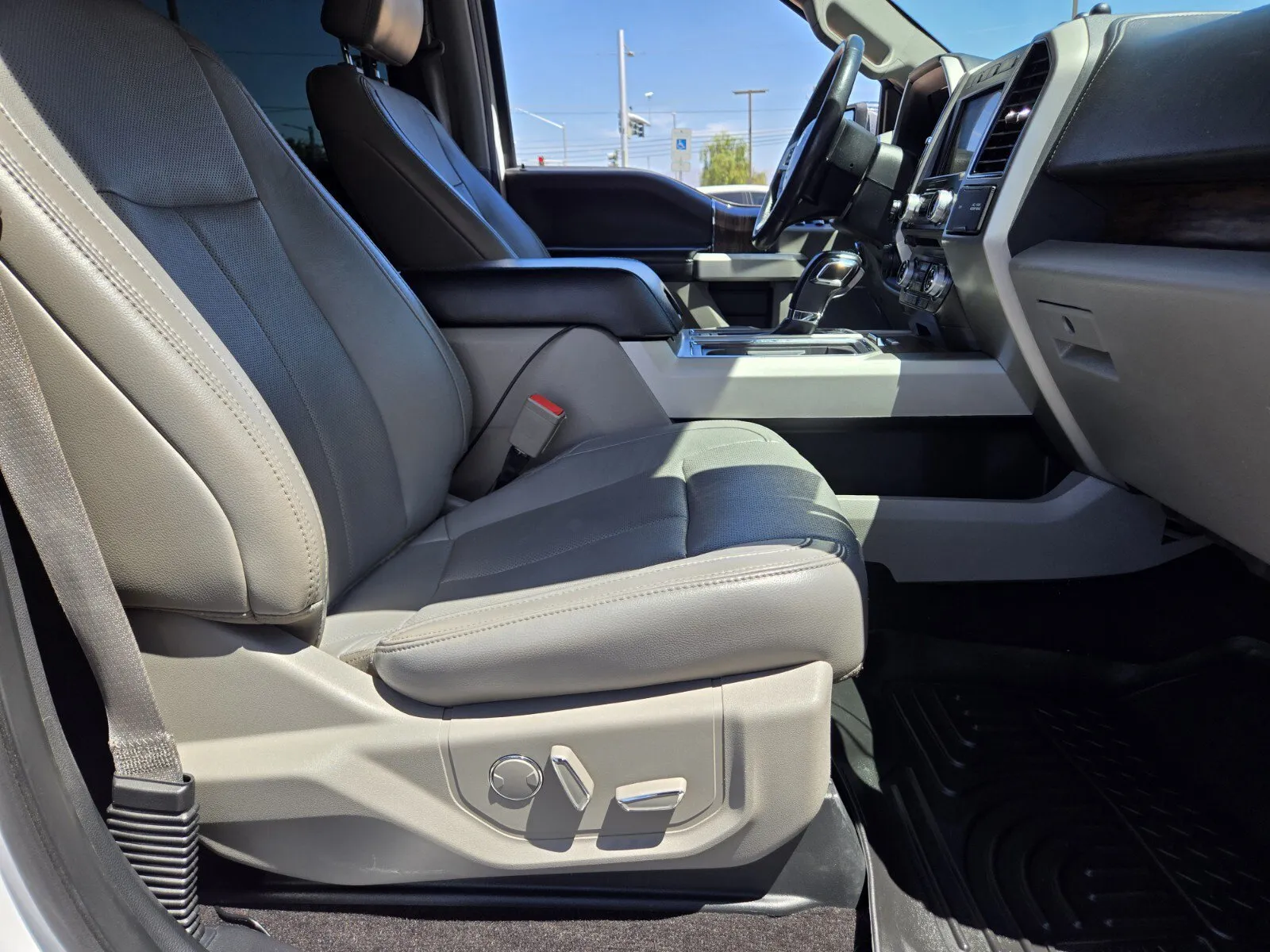 Ford F-150 photo 12