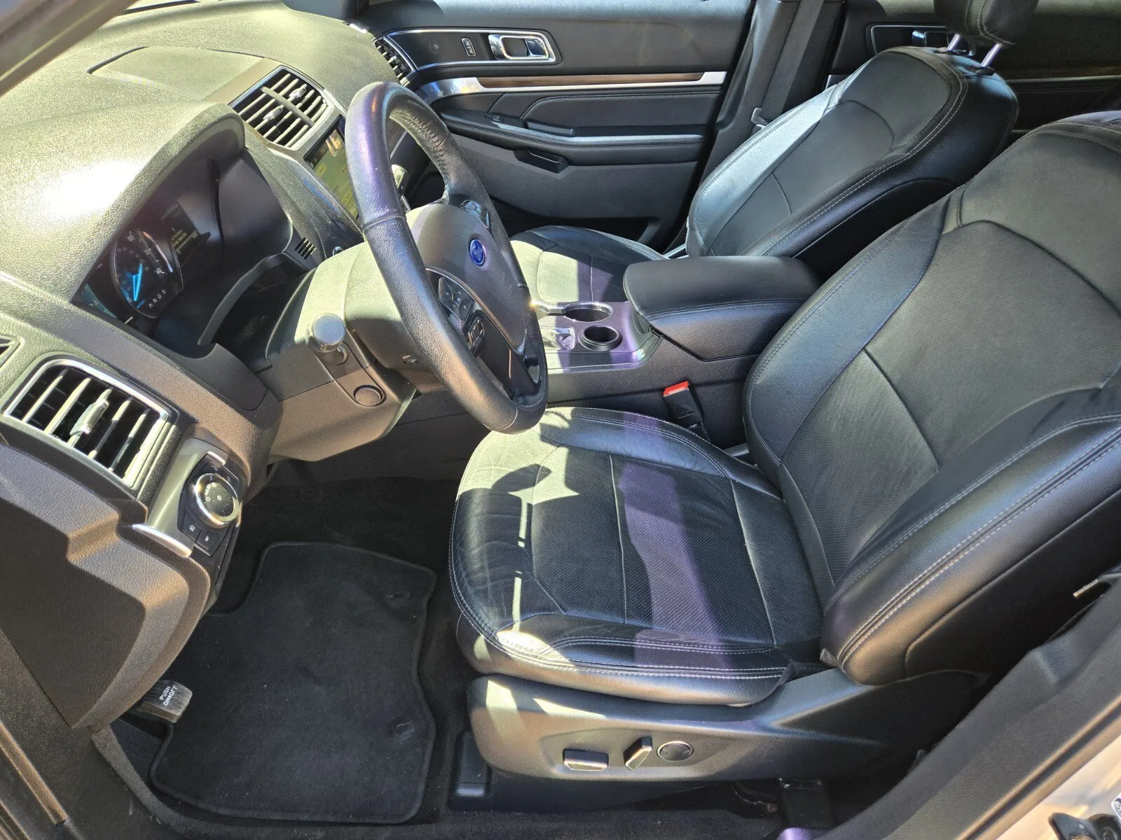 Ford Explorer photo 7