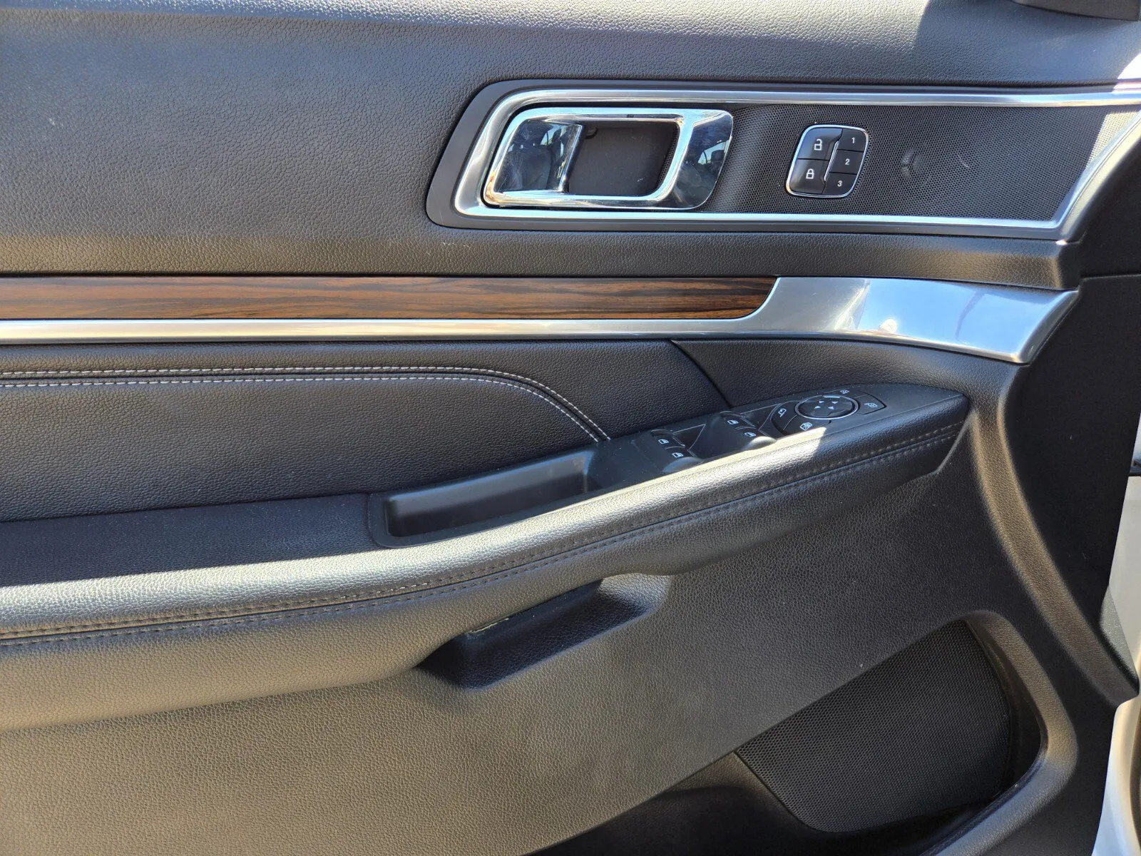 Ford Explorer photo 15