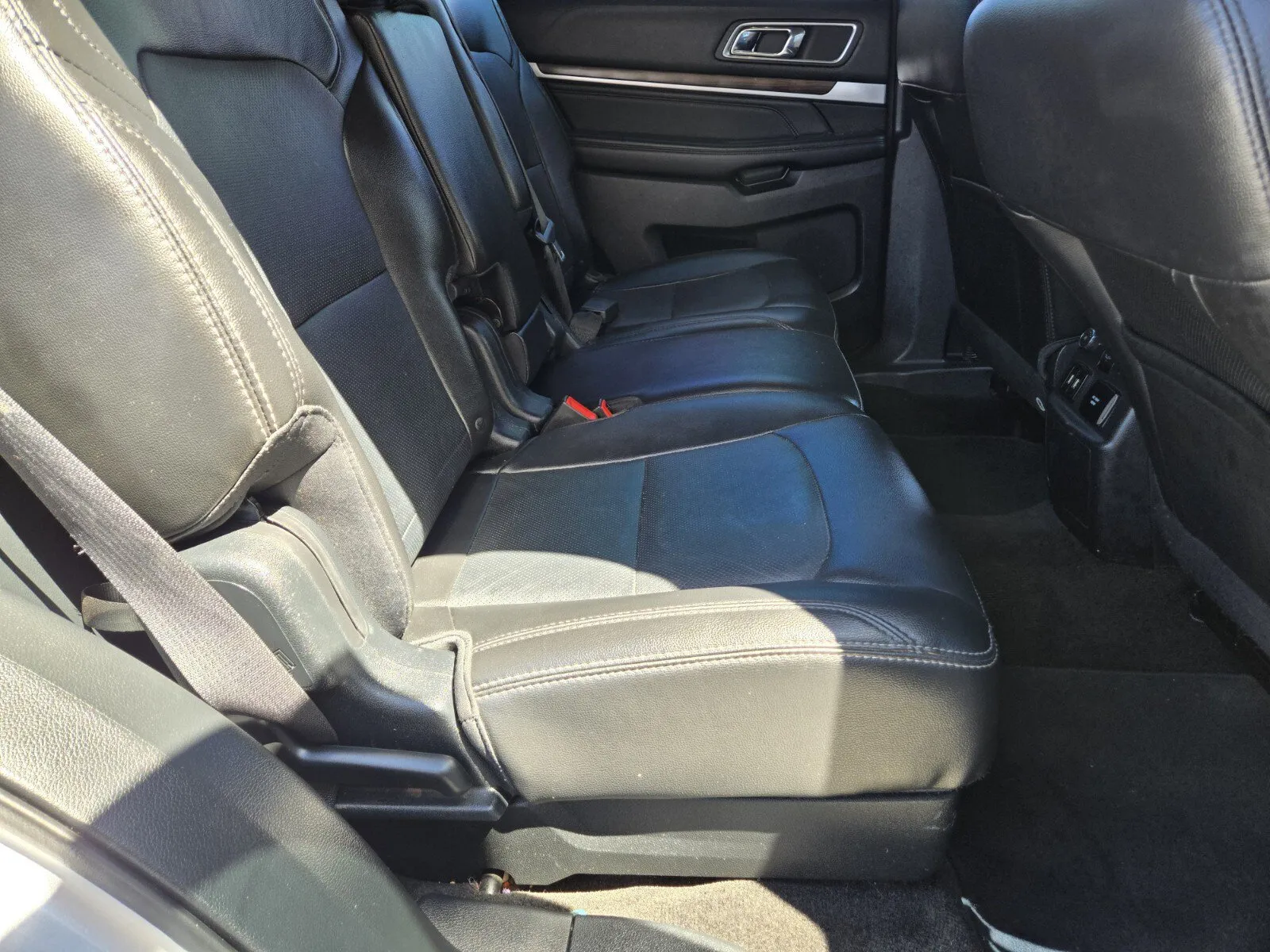 Ford Explorer photo 12