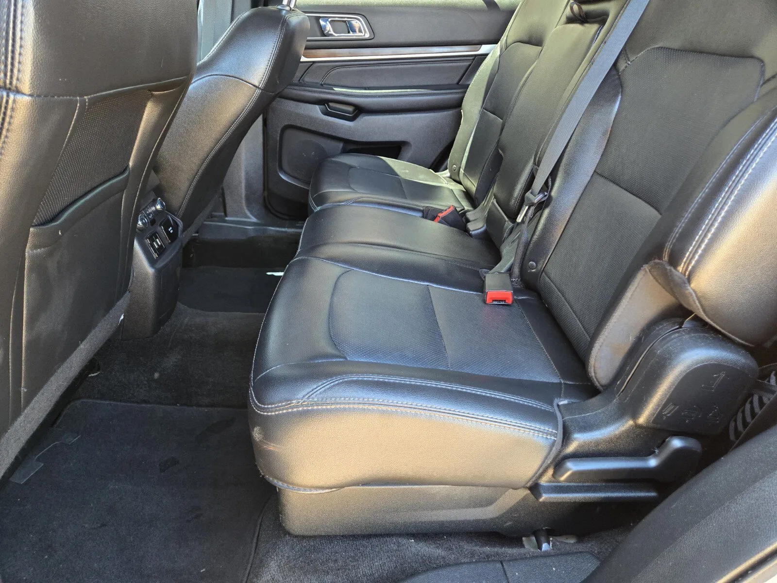 Ford Explorer photo 9