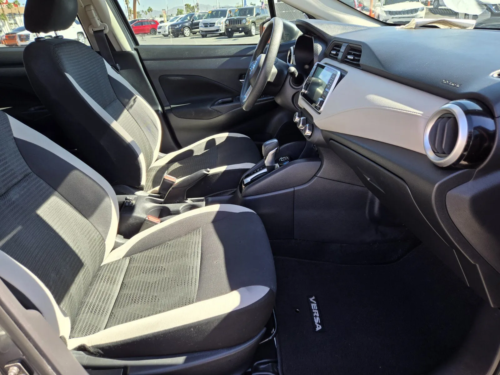 Nissan Versa photo 12