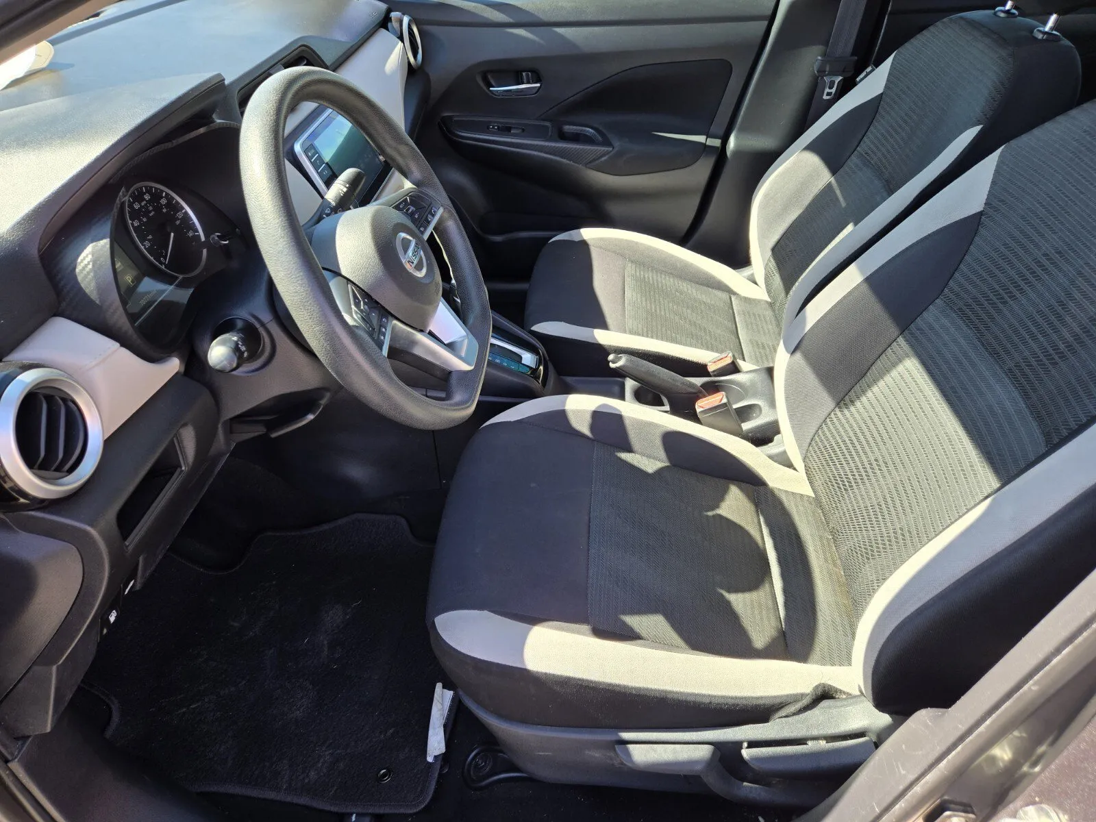 Nissan Versa photo 7