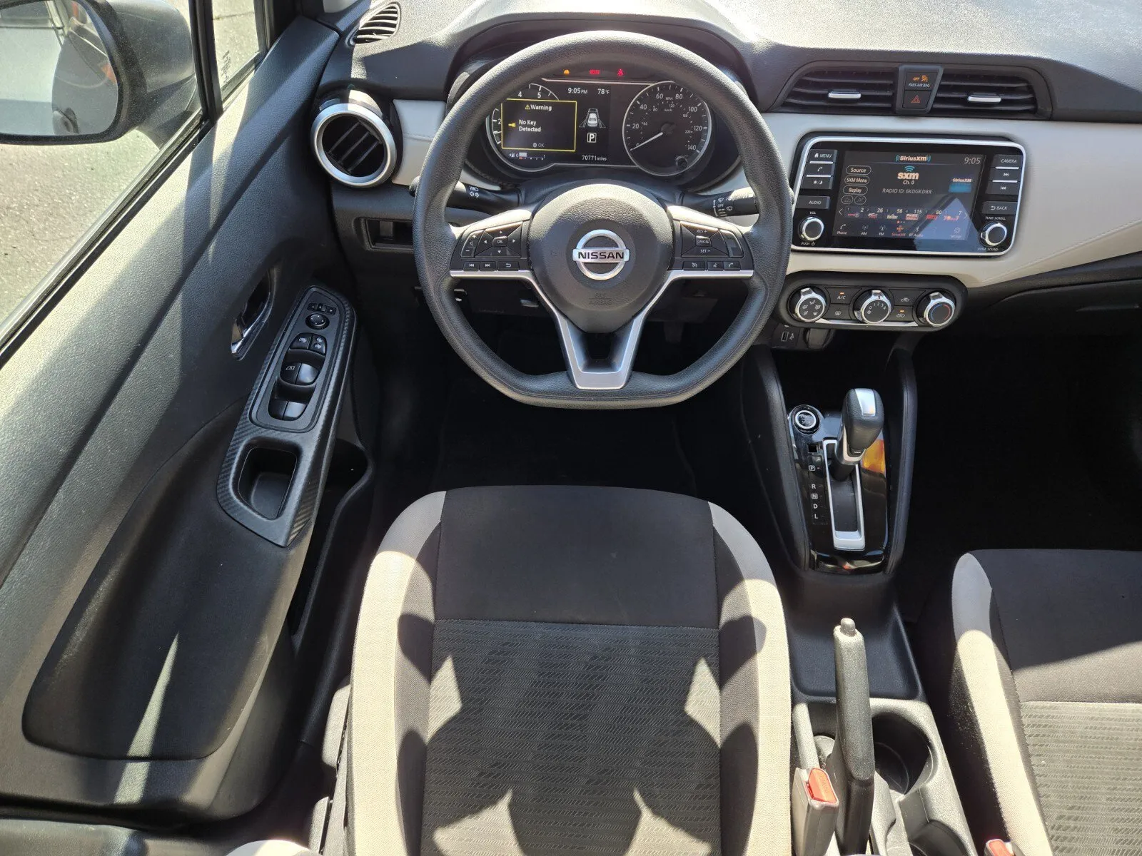 Nissan Versa photo 9
