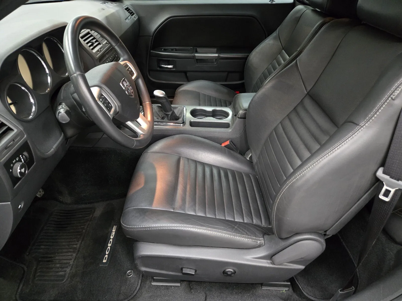 Dodge Challenger photo 7