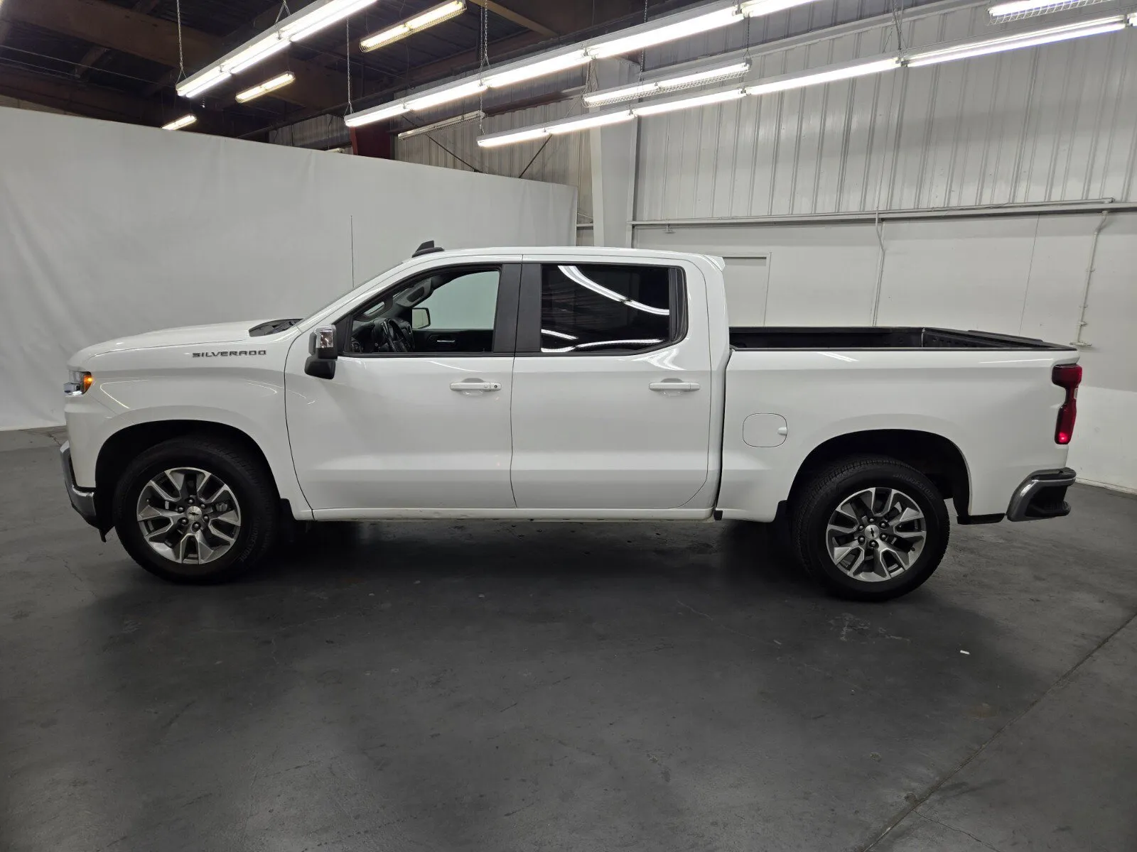 Chevrolet Silverado photo 2