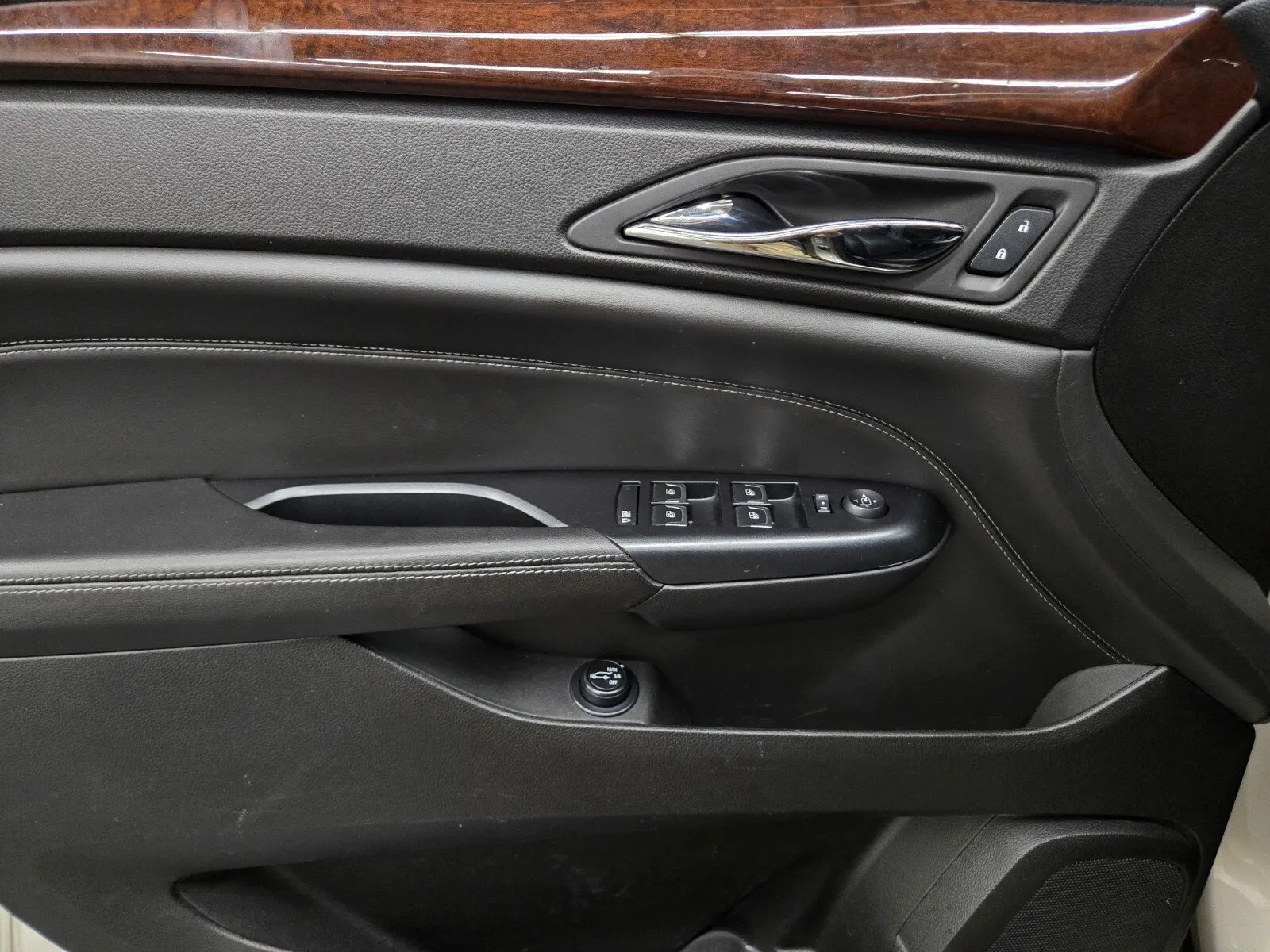 Cadillac SRX photo 13