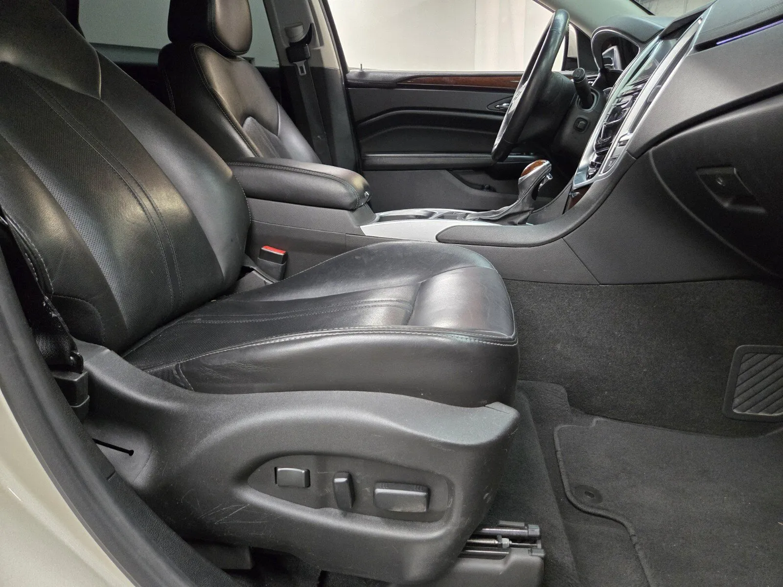 Cadillac SRX photo 11