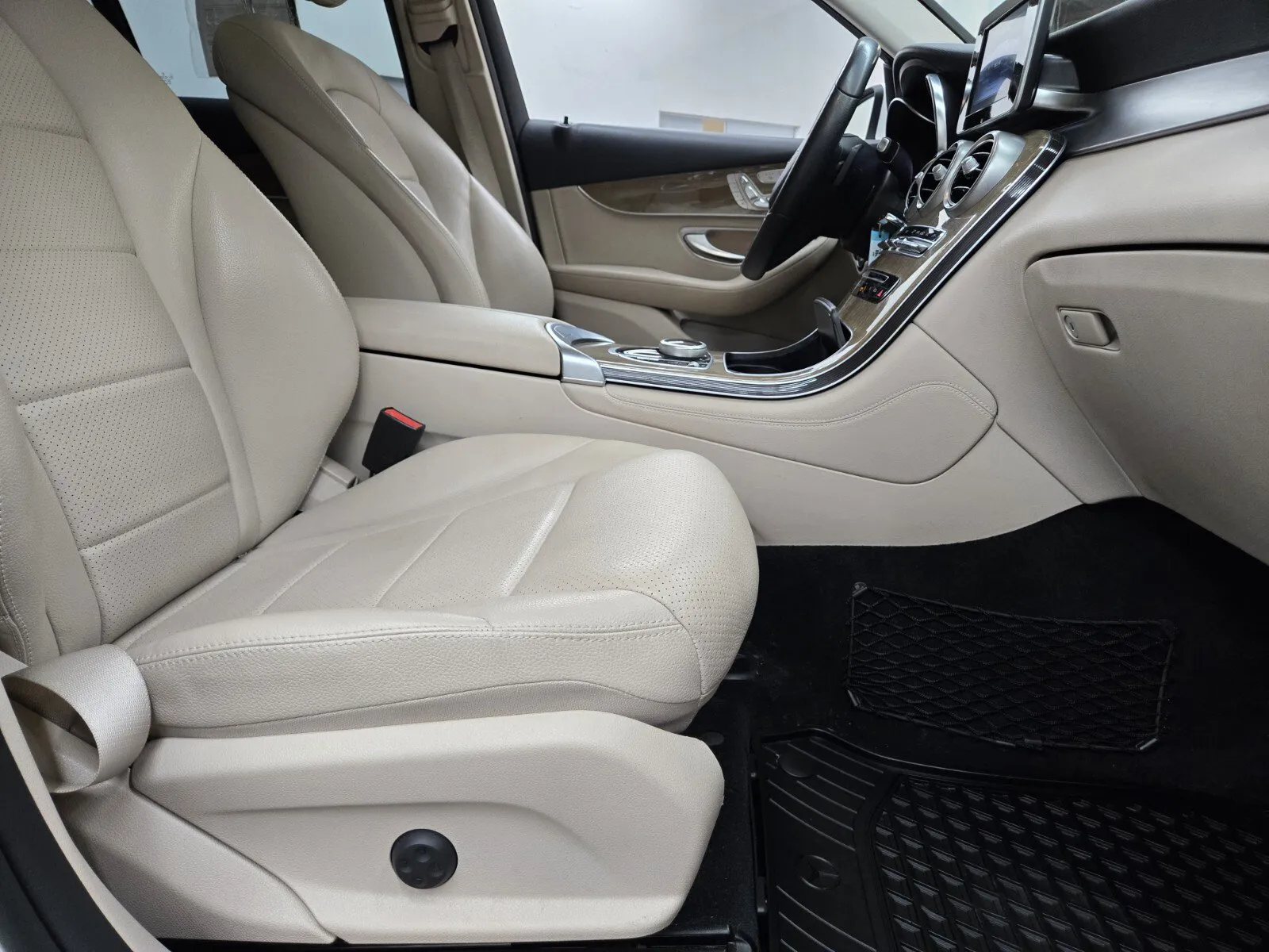 Mercedes-Benz GLC photo 14