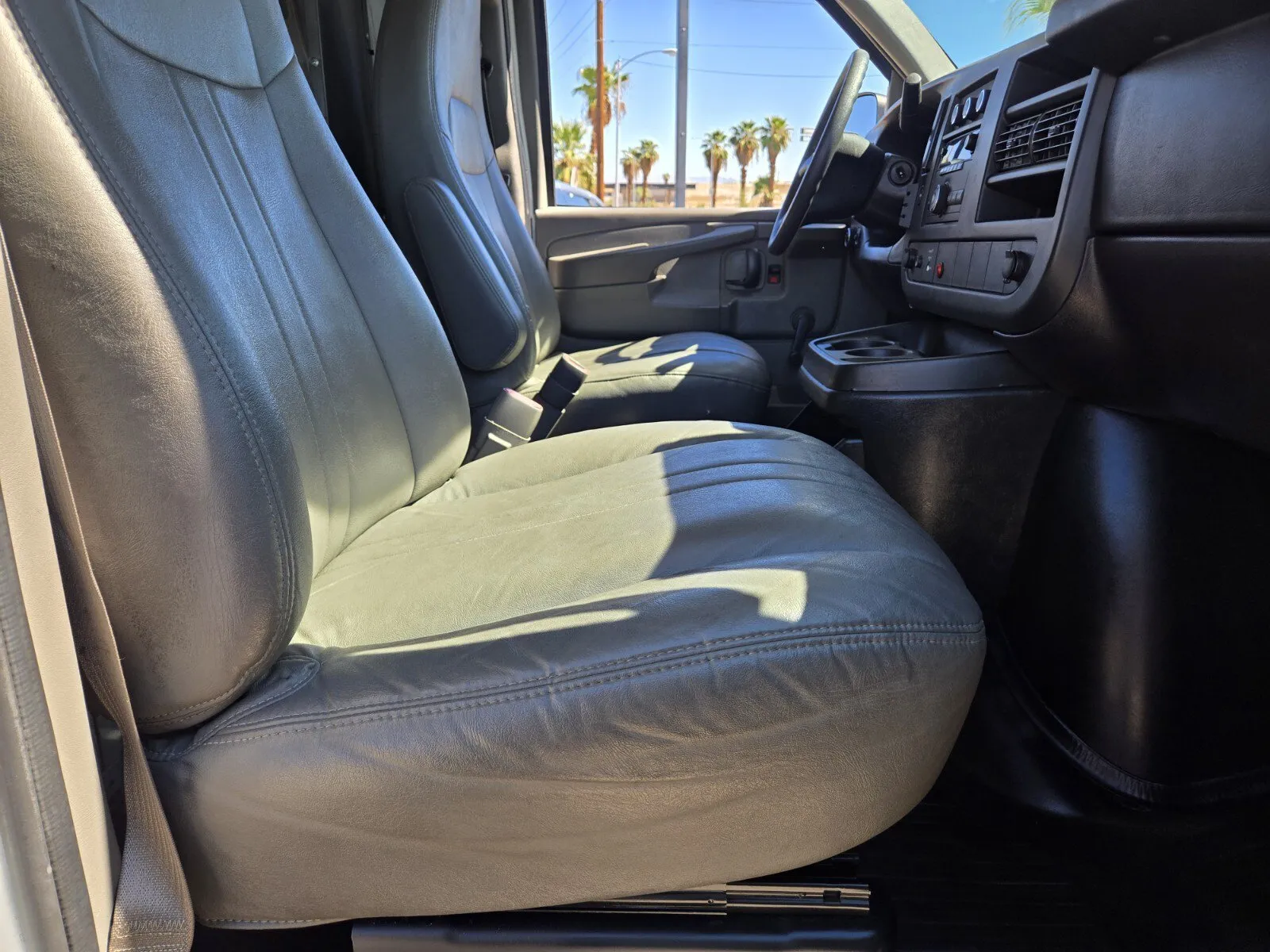 Chevrolet Express photo 11