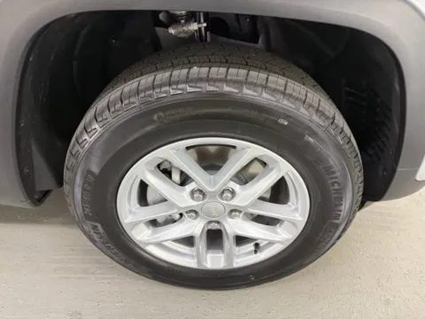 More photos of 2025 Jeep Grand Cherokee at Woody Folsom Chrysler Dodge Jeep Ram of Baxley, GA