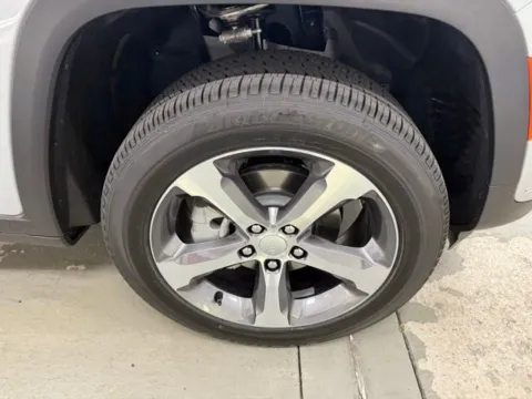 More photos of 2025 Jeep Grand Cherokee Limited at Woody Folsom Chrysler Dodge Jeep Ram of Baxley, GA