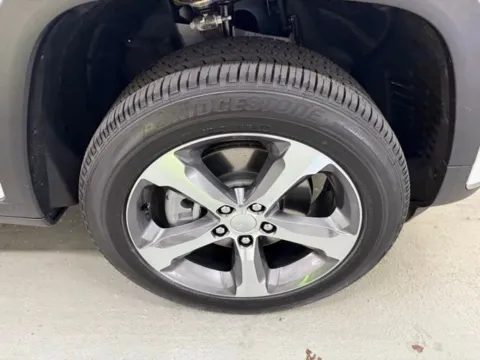 More photos of 2025 Jeep Grand Cherokee L Limited at Woody Folsom Chrysler Dodge Jeep Ram of Baxley, GA