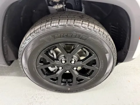 More photos of 2026 Jeep Grand Cherokee Laredo Altitude at Woody Folsom Chrysler Dodge Jeep Ram of Baxley, GA